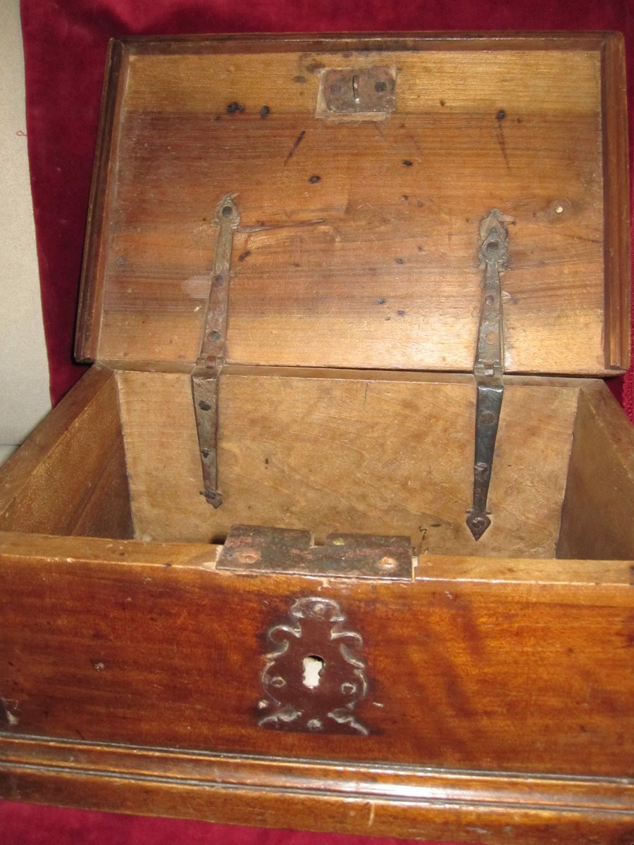Petit coffre espagnol du XVIIe siècle avec ferrures d'origine en fer forgé.-photo-2