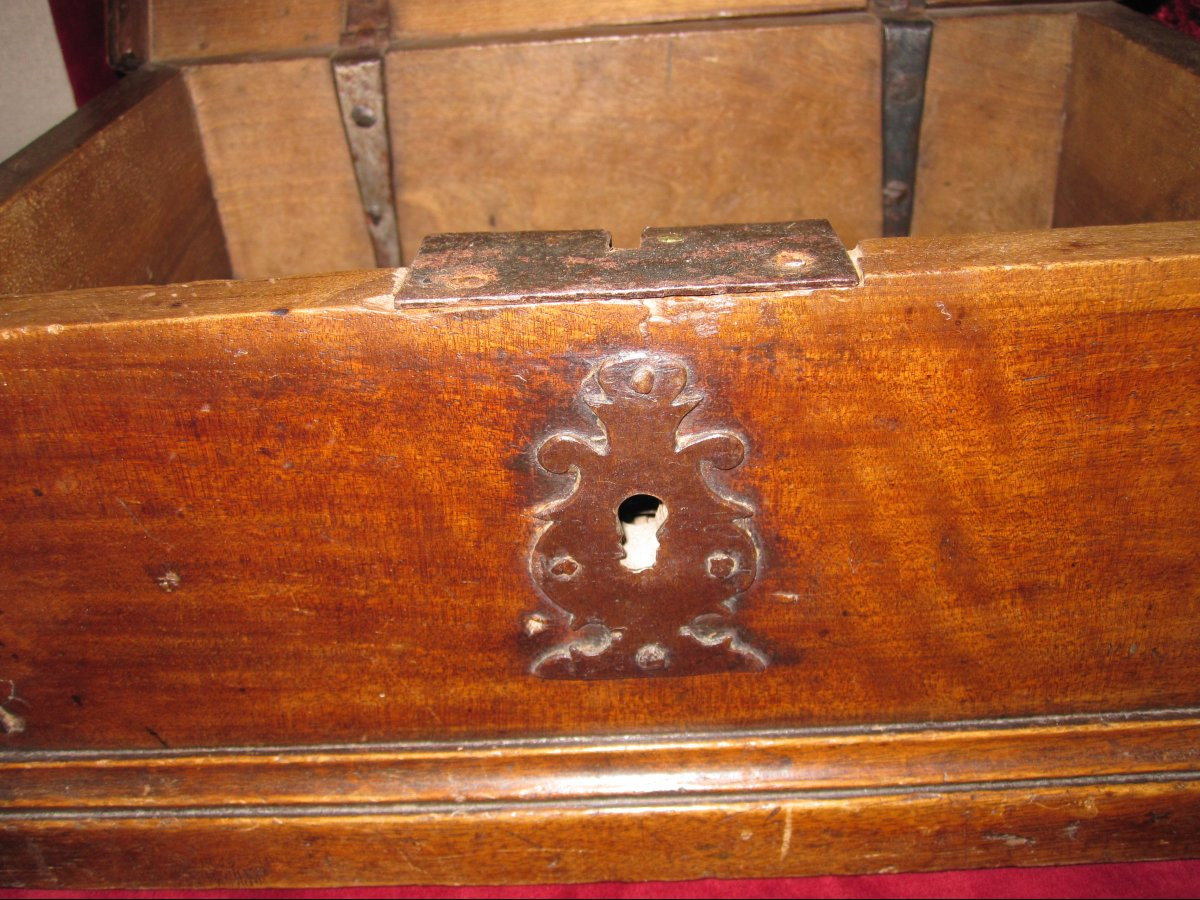Petit coffre espagnol du XVIIe siècle avec ferrures d'origine en fer forgé.-photo-4