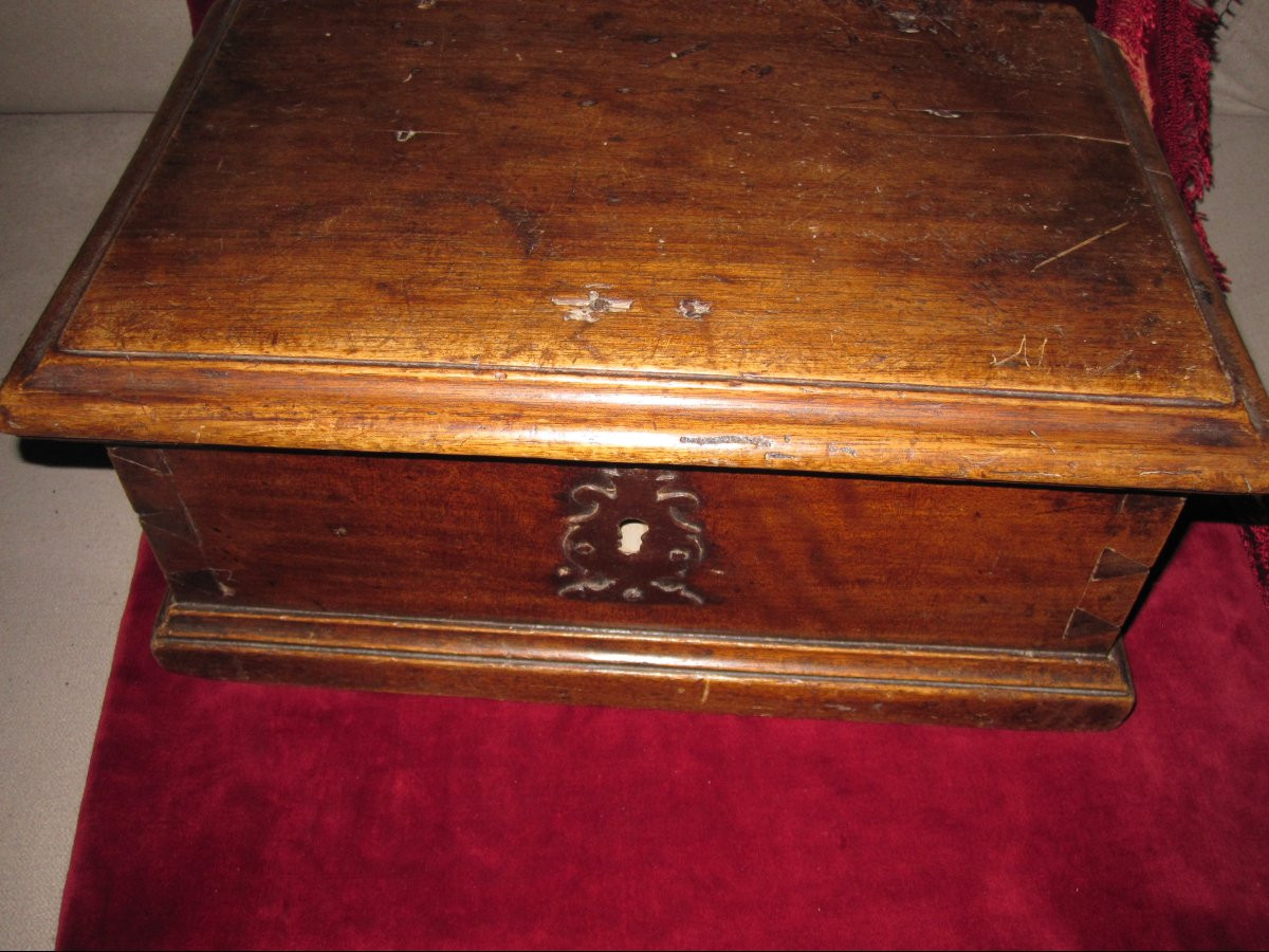 Petit coffre espagnol du XVIIe siècle avec ferrures d'origine en fer forgé.-photo-5