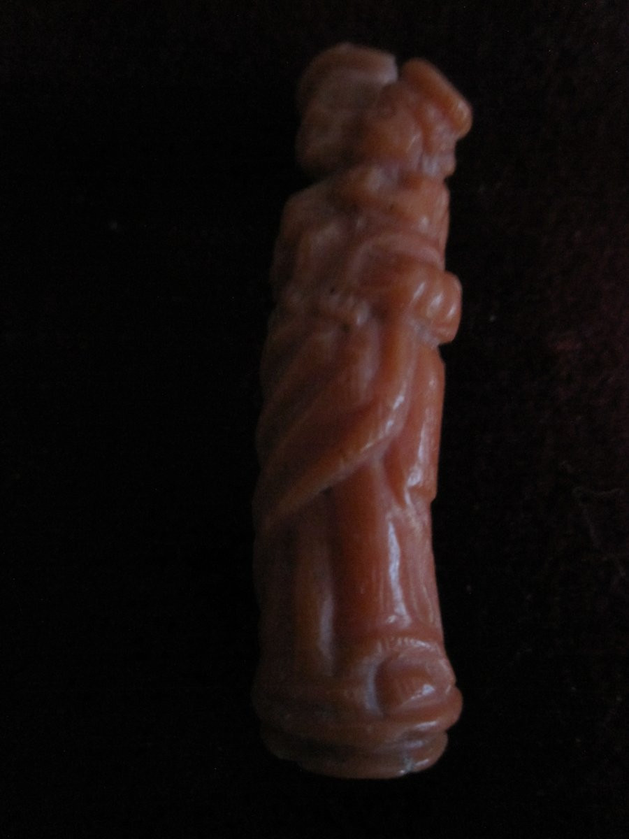 Saint Joseph et l'Enfant Jésus. Petite figurine sculptée en corail. de Trapani. XVIe ou XVIIe -photo-3