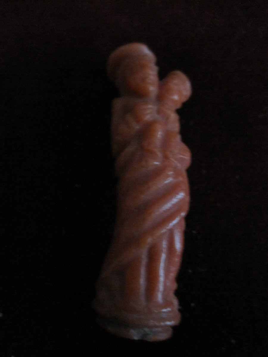 Saint Joseph et l'Enfant Jésus. Petite figurine sculptée en corail. de Trapani. XVIe ou XVIIe -photo-1