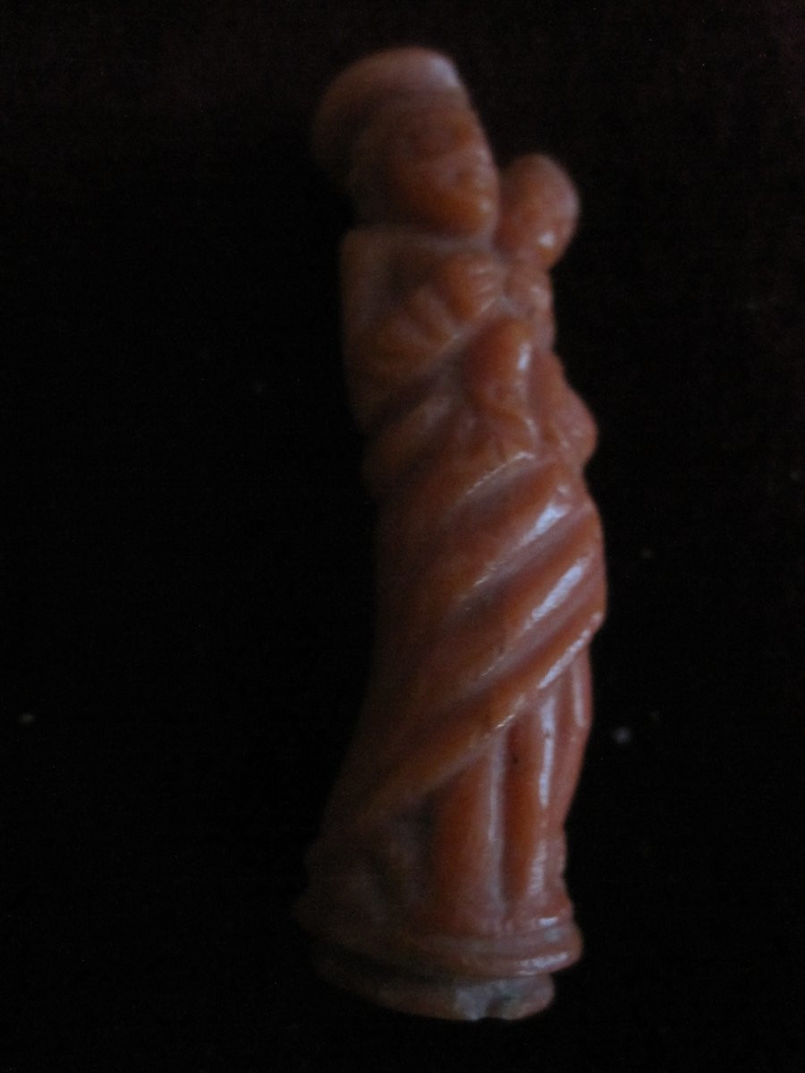 Saint Joseph et l'Enfant Jésus. Petite figurine sculptée en corail. de Trapani. XVIe ou XVIIe -photo-4