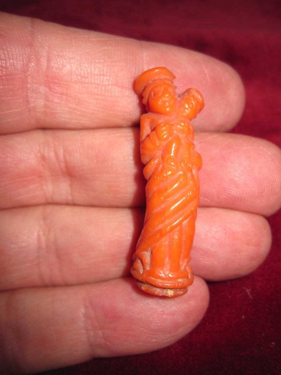 Saint Joseph et l'Enfant Jésus. Petite figurine sculptée en corail. de Trapani. XVIe ou XVIIe -photo-5