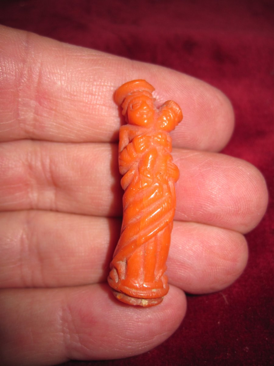 Saint Joseph et l'Enfant Jésus. Petite figurine sculptée en corail. de Trapani. XVIe ou XVIIe -photo-6