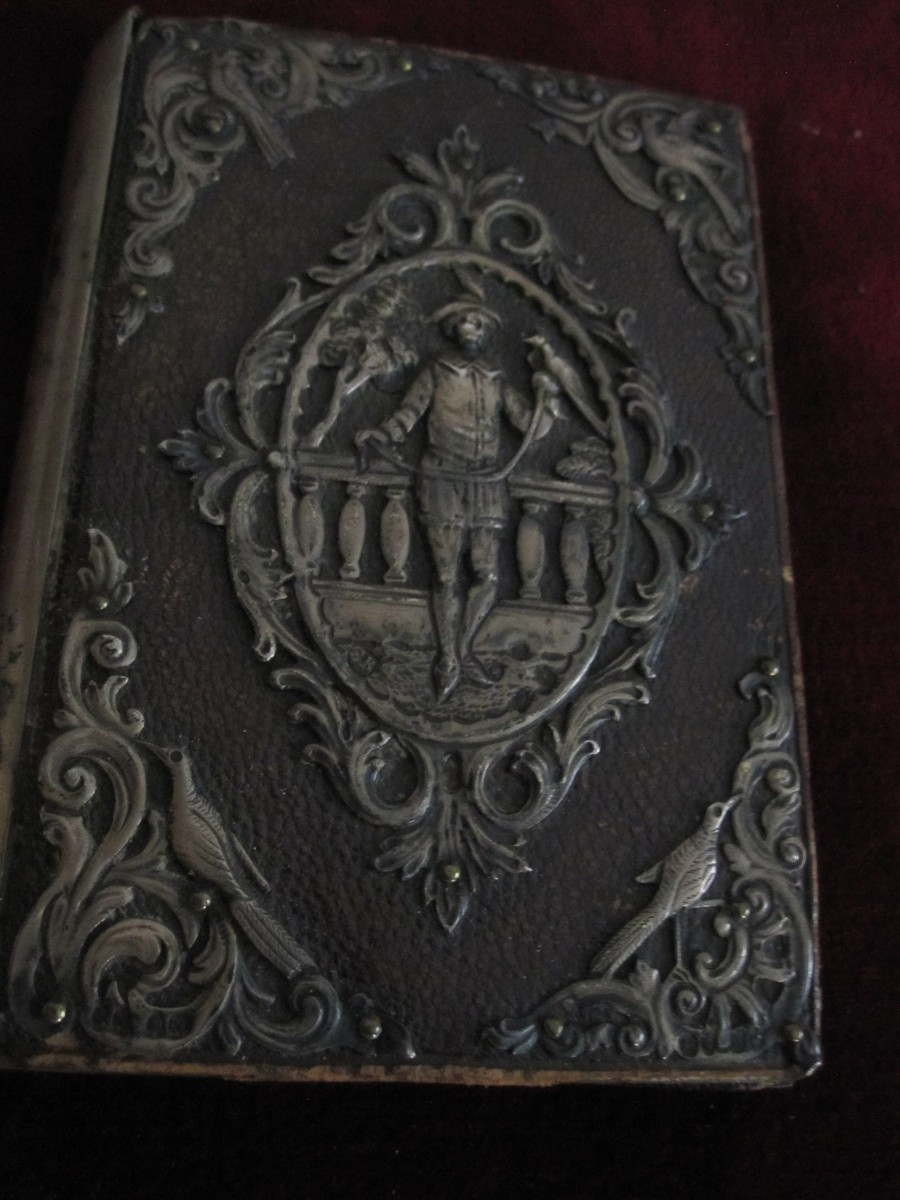 Plaque et cornières en argent massif sur le thème de la fauconnerie. Œuvre historiciste du XIXe