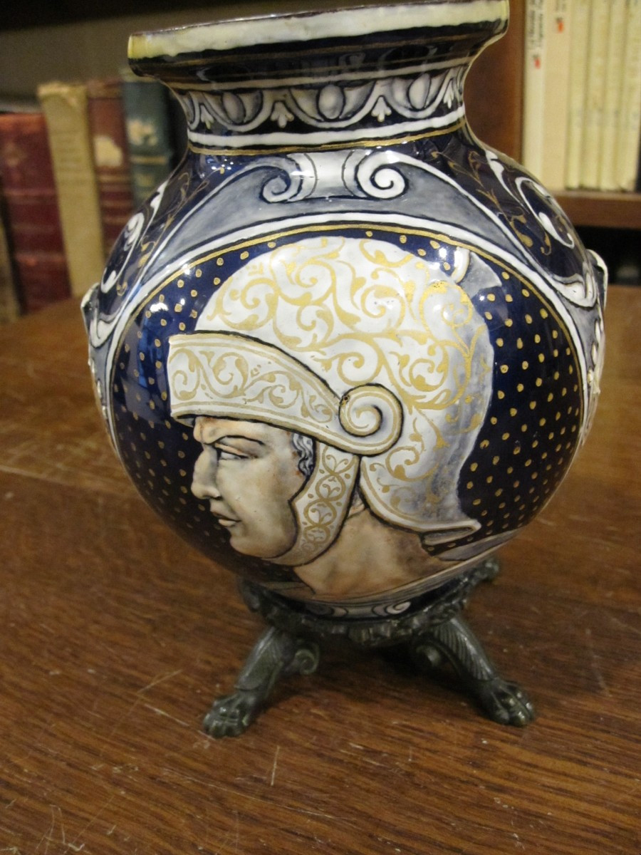 Vase en émail de Limoges. Style néo-Renaissance avec socle en bronze. XIXe siècle.