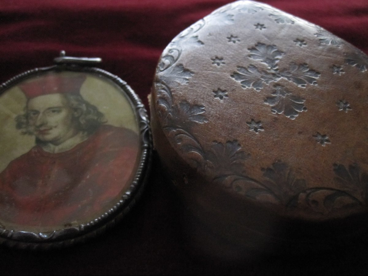 Portrait du cardinal-infant D. Fernando d'Autriche, dans un reliquaire en fer finement ouvragé.-photo-4