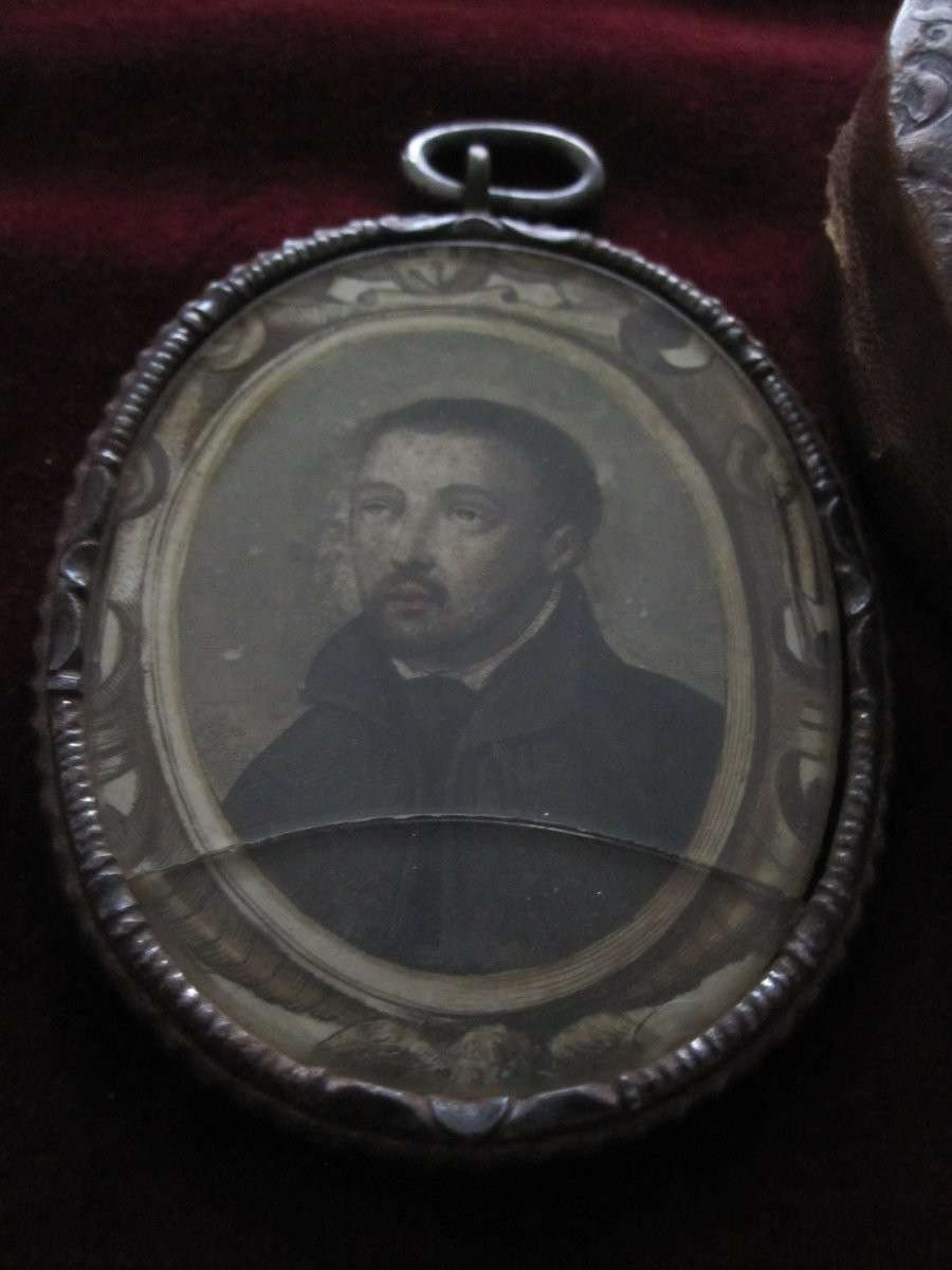 Portrait du cardinal-infant D. Fernando d'Autriche, dans un reliquaire en fer finement ouvragé.-photo-1