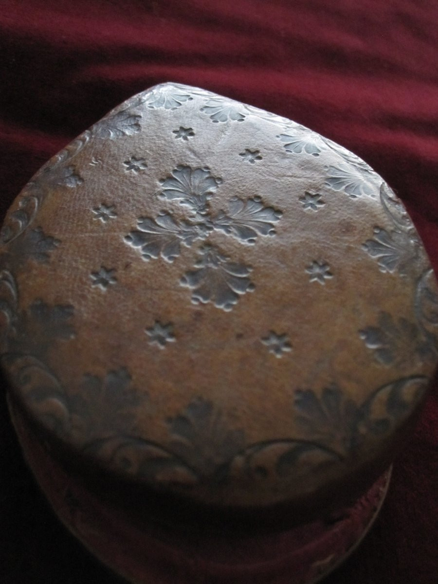 Portrait du cardinal-infant D. Fernando d'Autriche, dans un reliquaire en fer finement ouvragé.-photo-2