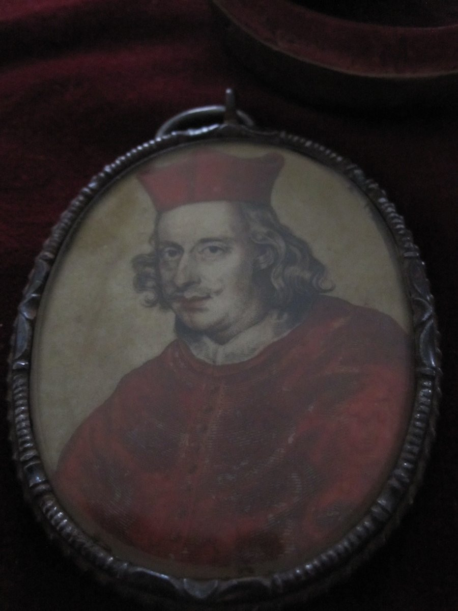Portrait du cardinal-infant D. Fernando d'Autriche, dans un reliquaire en fer finement ouvragé.-photo-4