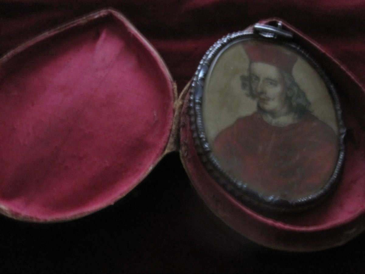 Portrait du cardinal-infant D. Fernando d'Autriche, dans un reliquaire en fer finement ouvragé.-photo-5