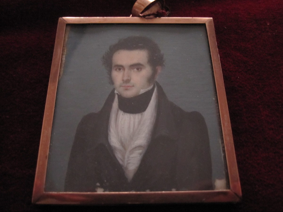 Portrait d'un gentilhomme, vers 1820. Cadre en or de faible carat. 6 x 5 cm.