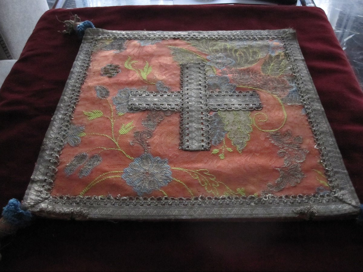 Corporel liturgique en soie brodée et fils d'argent. XVIIIe siècle-photo-2