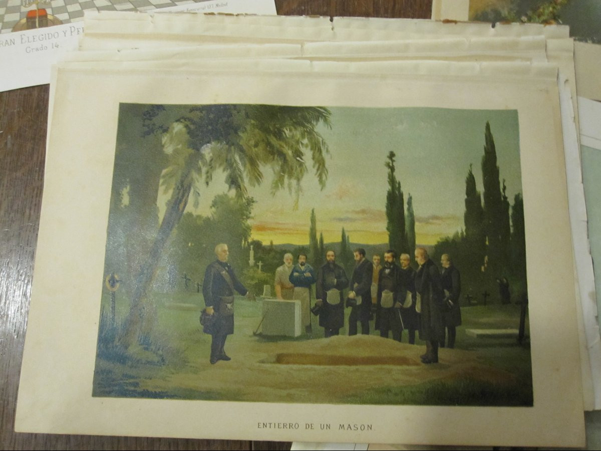 FRANC-MAÇONNERIE : 17 PLANCHES CHROMOLITHOGRAPHIQUES : LOGES, RITUELS ET VÊTEMENTS MAÇONNIQUES.-photo-4