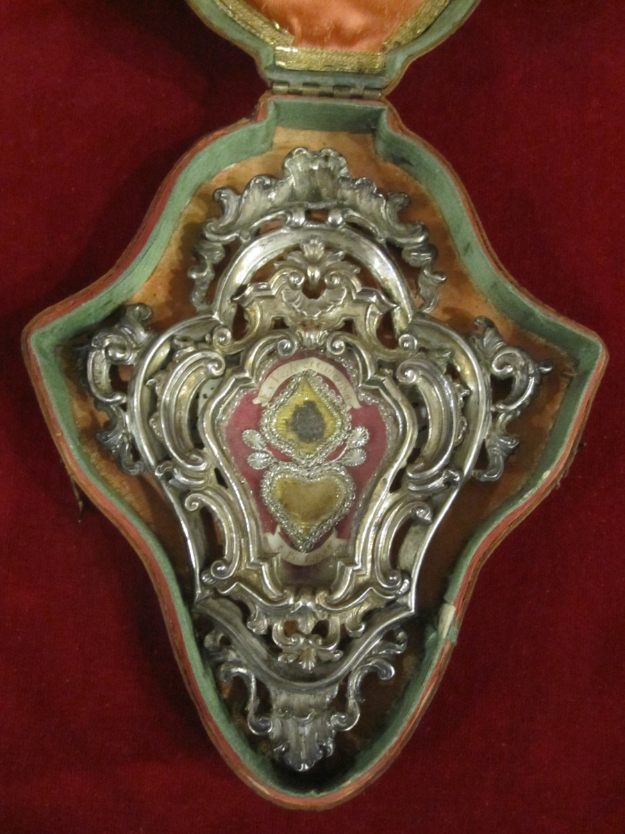 Reliquaire baroque en argent de saint Pie V, pape de 1566 à 1572, dans son écrin d'origine