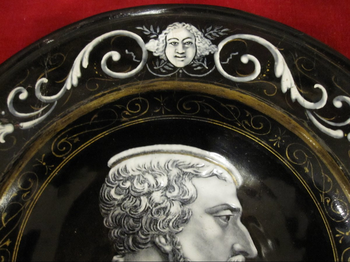 Coupe en émail de Limoges. Ornée d'un portrait en grisaille de l'empereur Charles Quint.-photo-3