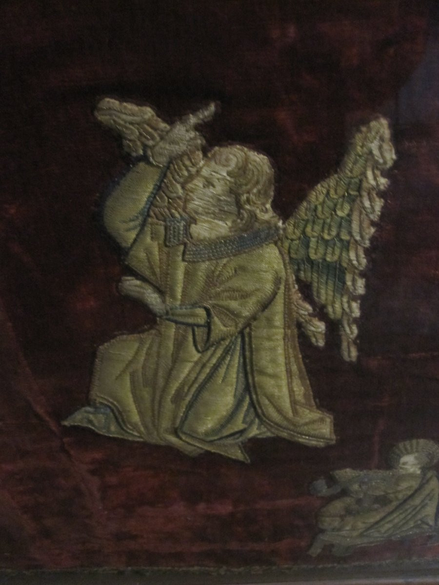 Tissu de velours brodé d'une Annonciation et des quatre Évangélistes. XVe ou XVIe siècle-photo-1