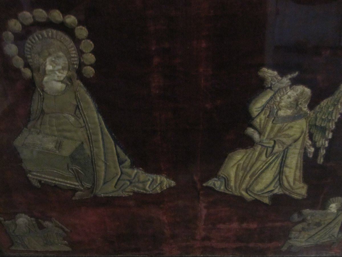 Tissu de velours brodé d'une Annonciation et des quatre Évangélistes. XVe ou XVIe siècle-photo-2
