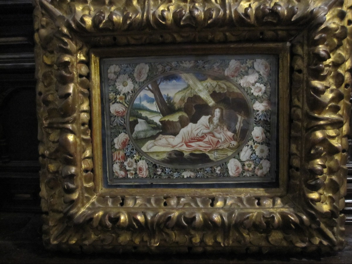 Madeleine pénitente. Miniature sur parchemin à bordure florale peinte et découpée aux ciseaux