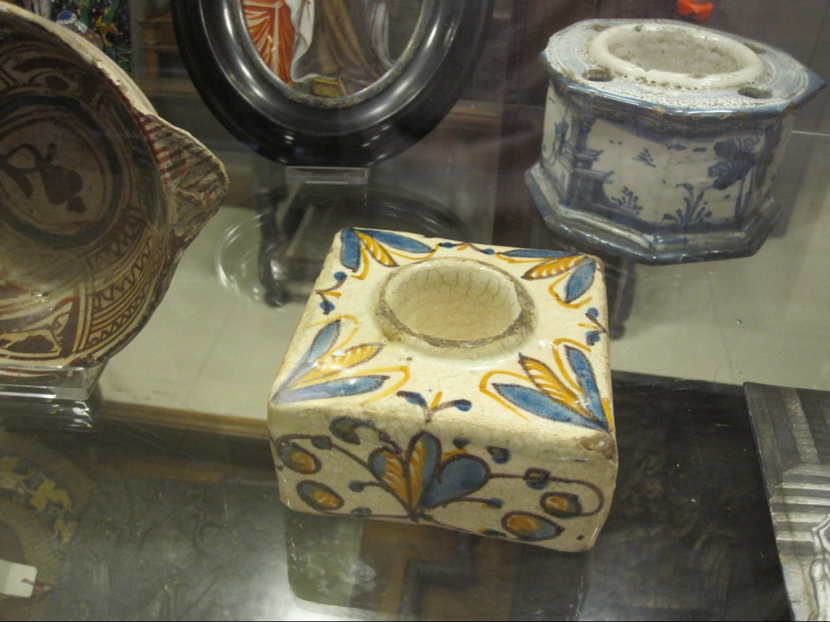 Encrier ou salière en céramique de Talavera. Série tricolore : bleu, orange et manganèse. XVIe -photo-1