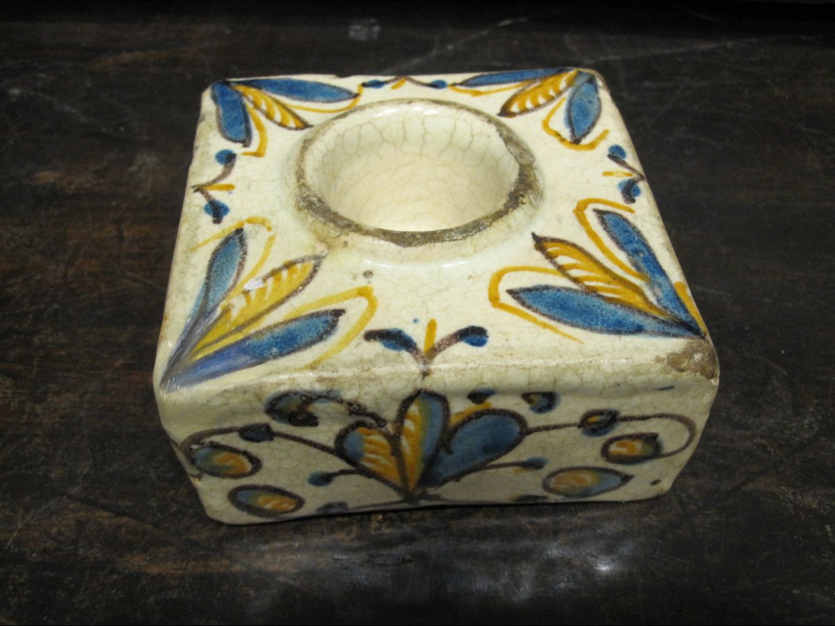 Encrier ou salière en céramique de Talavera. Série tricolore : bleu, orange et manganèse. XVIe 