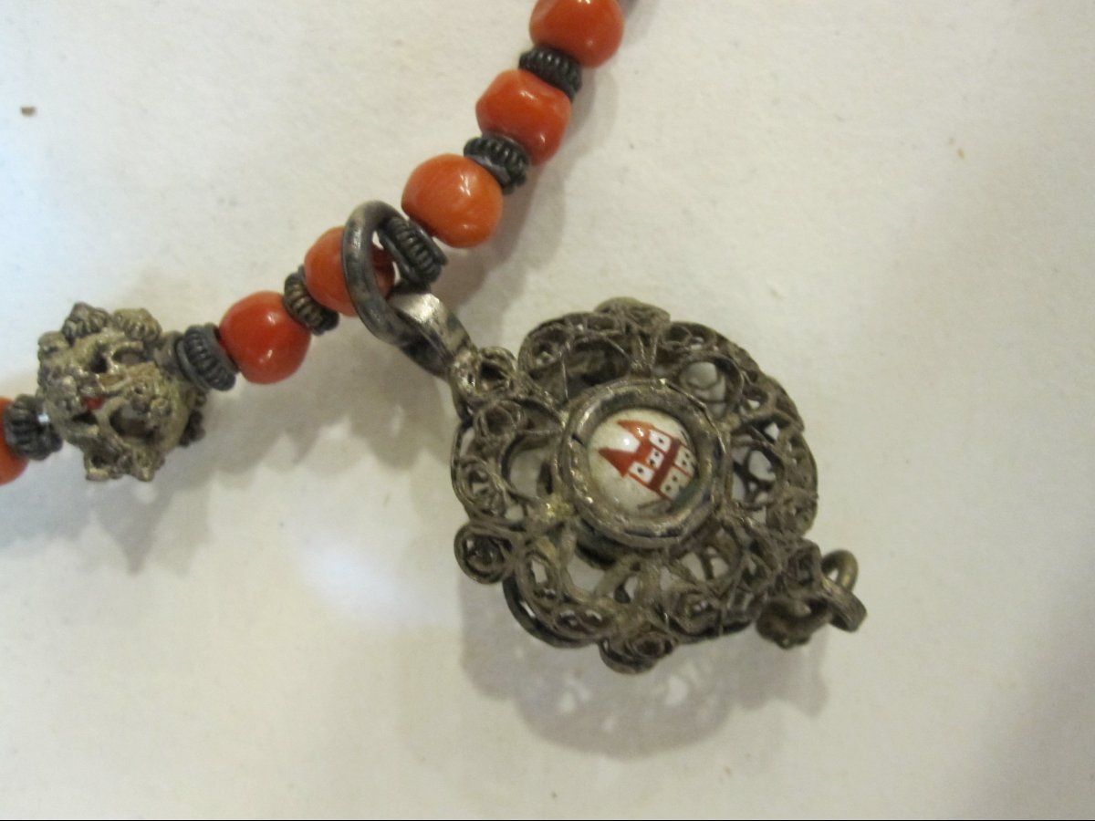 Chapelet en filigrane d'argent orné de corail et d'émail. Fin XVIIIe ou début XIXe siècle.-photo-1