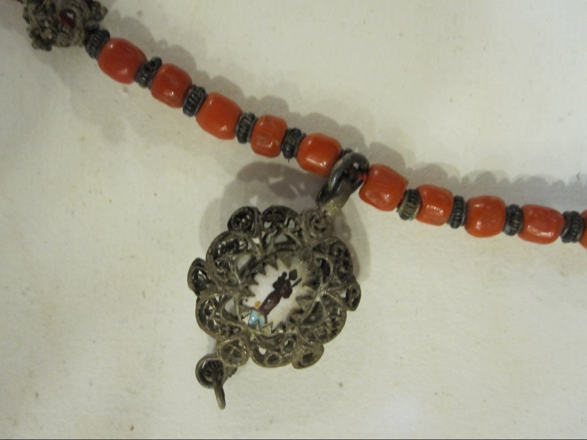Chapelet en filigrane d'argent orné de corail et d'émail. Fin XVIIIe ou début XIXe siècle.-photo-2