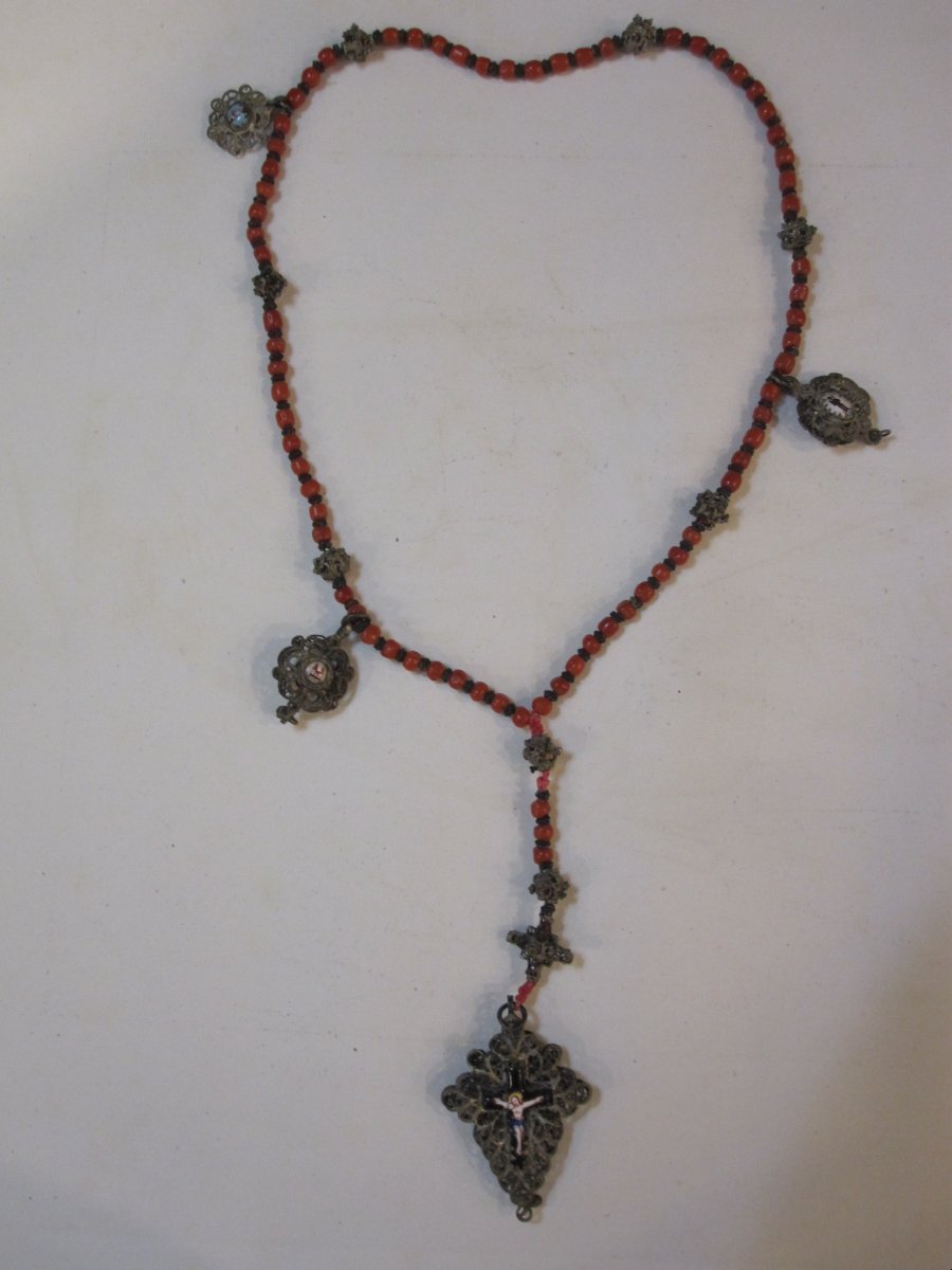 Chapelet en filigrane d'argent orné de corail et d'émail. Fin XVIIIe ou début XIXe siècle.