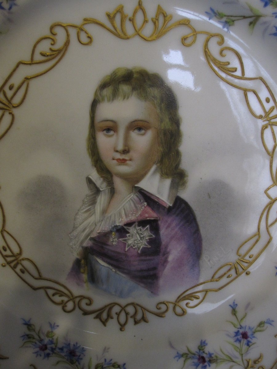 Assiette En Porcelaine De Sèvres. Portrait Du Dauphin Louis XVII-photo-3