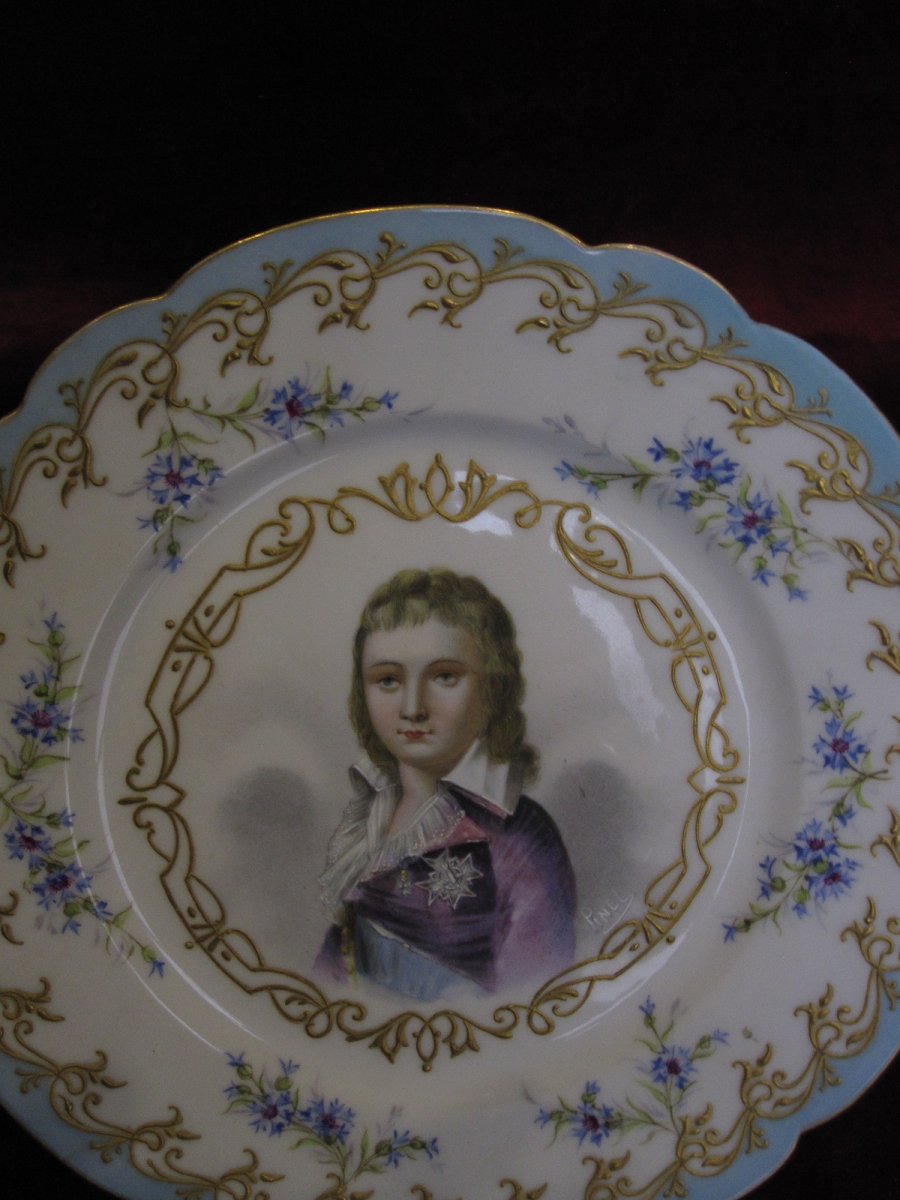 Assiette En Porcelaine De Sèvres. Portrait Du Dauphin Louis XVII-photo-3