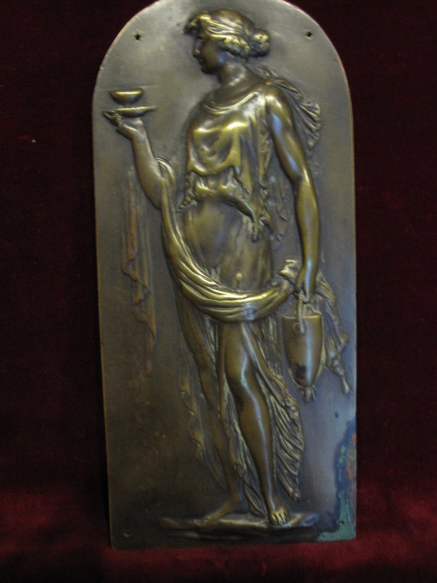 Plaque En Bronze: Femme Antique Portant Des Offrandes. S. XVIII