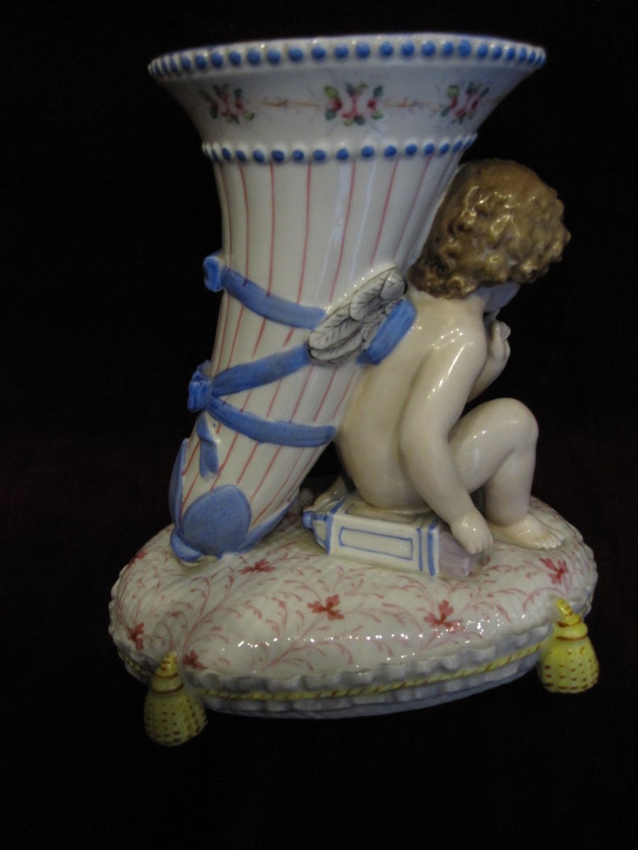 Bouquetière Avec Cupidon. Porcelaine Du 19ème Siècle-photo-3