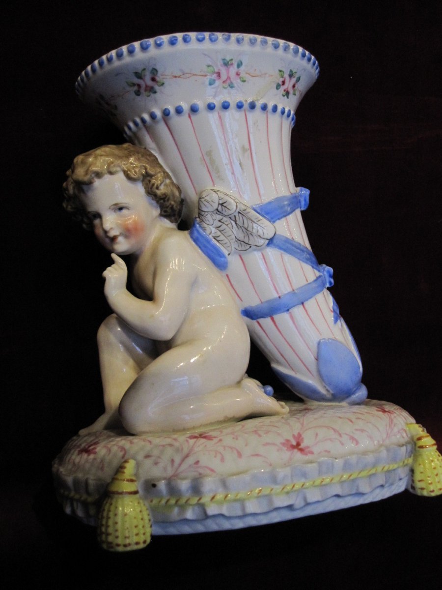 Bouquetière Avec Cupidon. Porcelaine Du 19ème Siècle