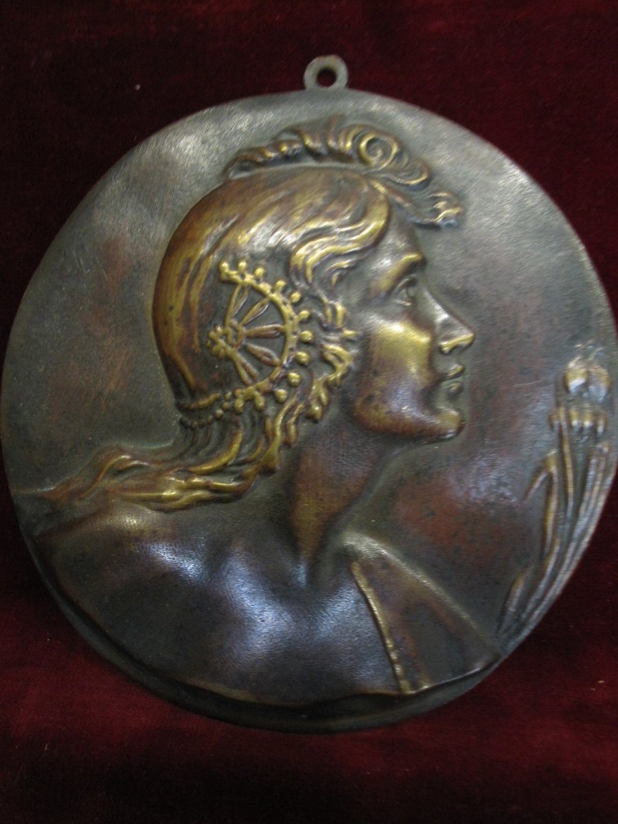 Médaillon Moderniste En Bronze Représentant Une Femme Aux Coquelicots Comme Allégorie Du Sommei-photo-2