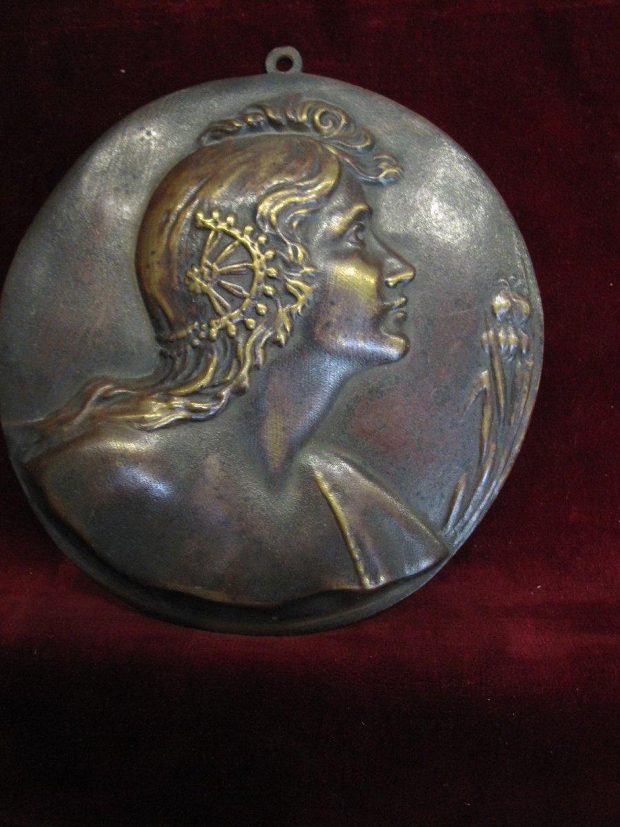 Médaillon Moderniste En Bronze Représentant Une Femme Aux Coquelicots Comme Allégorie Du Sommei