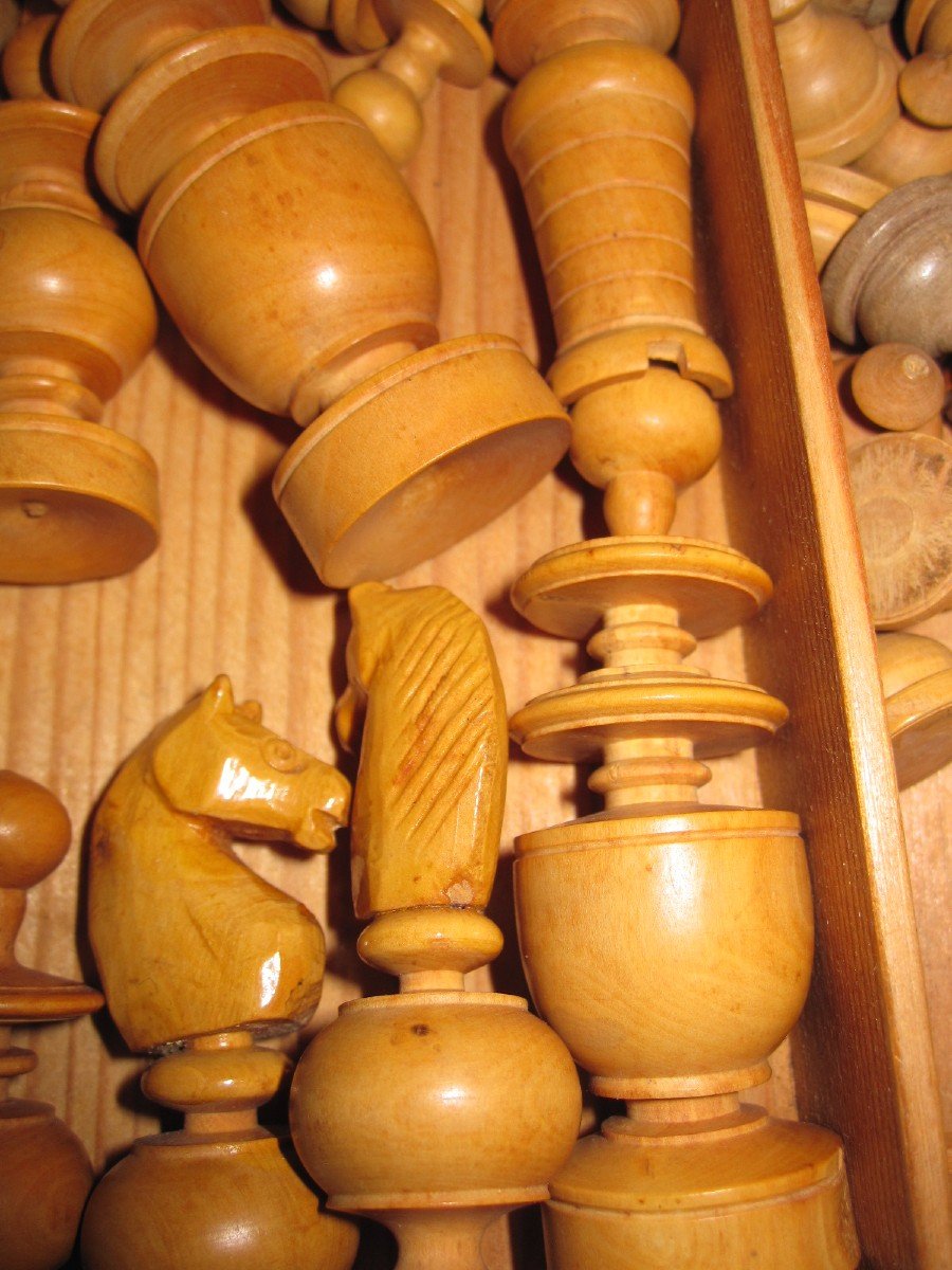 Marquetry Game For Checkers And Castle Assault. With Its Turned Wood Shavings-photo-3