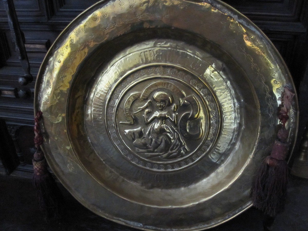 Assiette d'Offrandes De Nuremberg. Siècle XVI