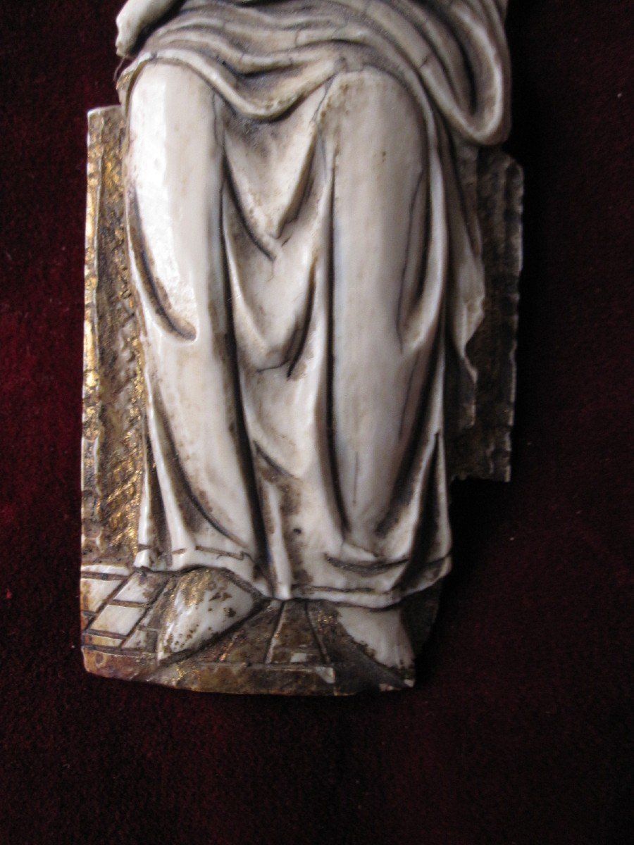 Vierge à l'Enfant Sculptée En Os. XIXème Siècle Dans Le Goût Des Vierges De l'époque Gothique-photo-3
