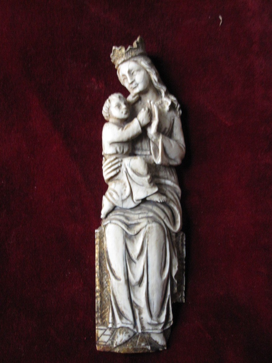 Vierge à l'Enfant Sculptée En Os. XIXème Siècle Dans Le Goût Des Vierges De l'époque Gothique-photo-2