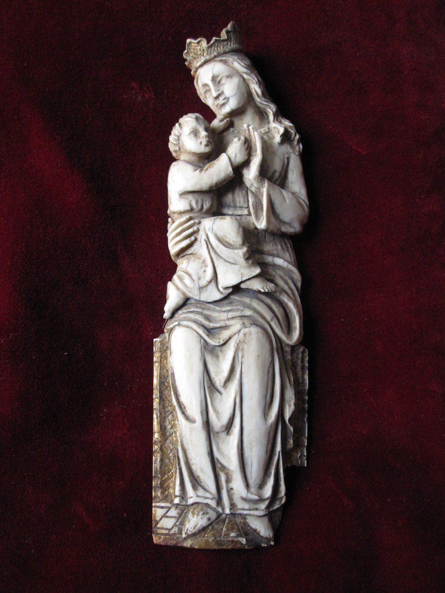 Vierge à l'Enfant Sculptée En Os. XIXème Siècle Dans Le Goût Des Vierges De l'époque Gothique