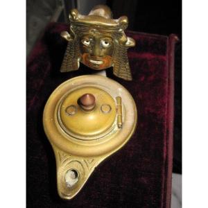 Lampe En Bronze De Style Romain Avec Un Masque De Théâtre. XIXème Siècle