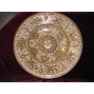 Grande Assiette En Céramique Hispanique Mauresque Aux Reflets Dorés De Manises. Siècle XVI
