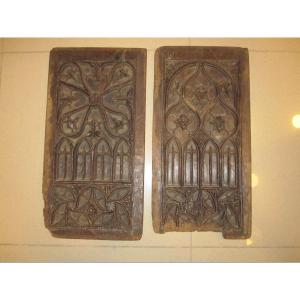 Deux panneaux en bois sculptés à motifs architecturaux gothiques. XVe ou XVIe siècle.