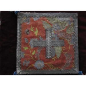 Corporel liturgique en soie brodée et fils d'argent. XVIIIe siècle