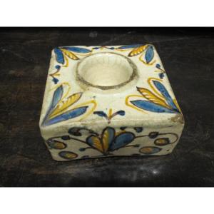 Encrier ou salière en céramique de Talavera. Série tricolore : bleu, orange et manganèse. XVIe