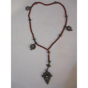 Chapelet en filigrane d'argent orné de corail et d'émail. Fin XVIIIe ou début XIXe siècle.