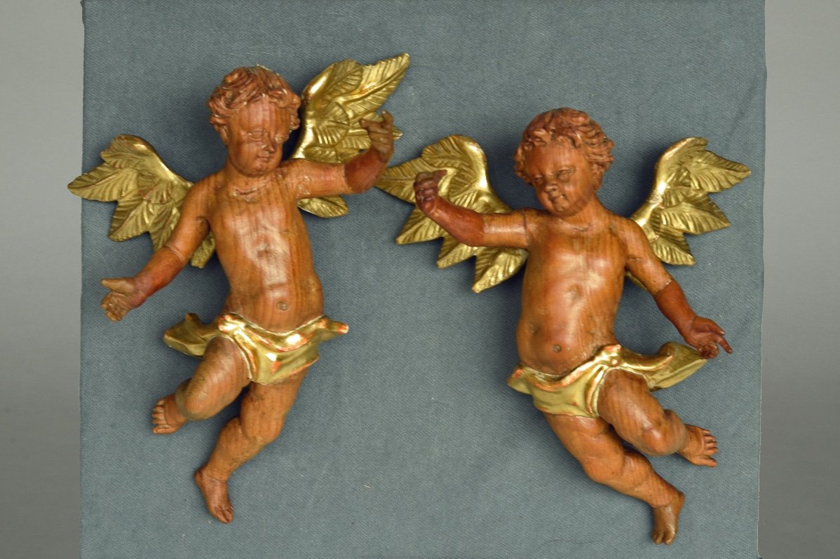Une paire d'anges flottants XVIIIe siècle