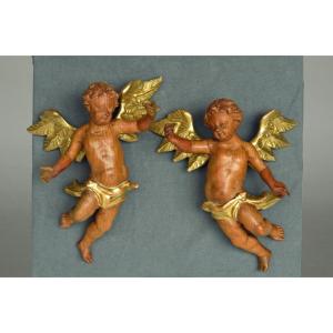 Une paire d'anges flottants XVIIIe siècle