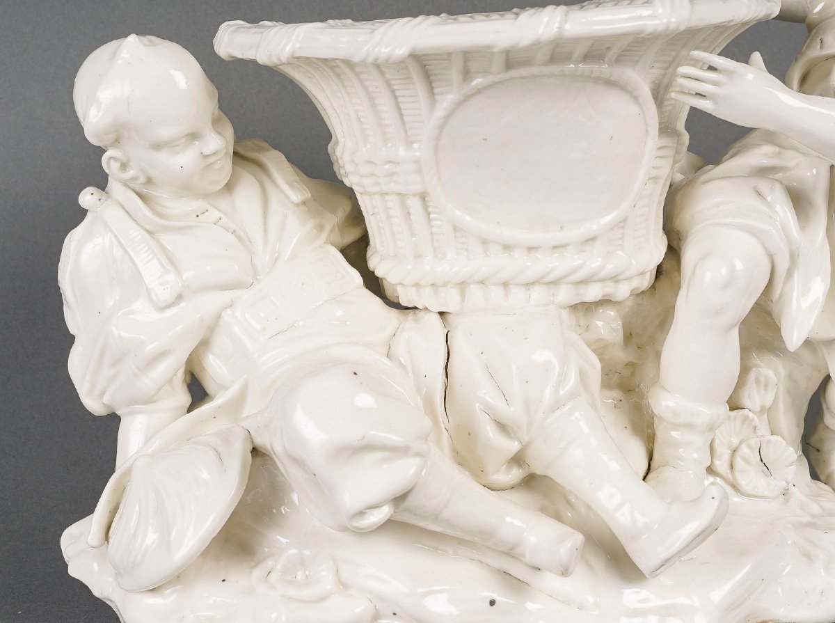 White Porcelain Planter, Chinese, Early 20th Century.-photo-2