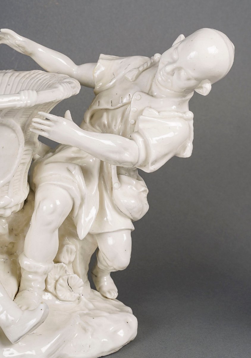 White Porcelain Planter, Chinese, Early 20th Century.-photo-3